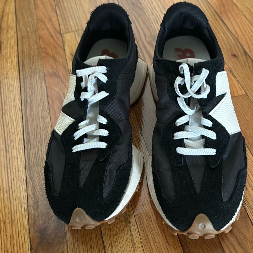 New Balance women’s size 9 black/white very gently worn